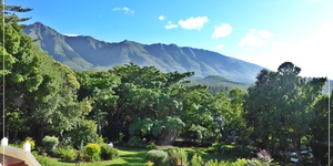 Braeside Guest House, Large garden with view of Langeberg Mountains